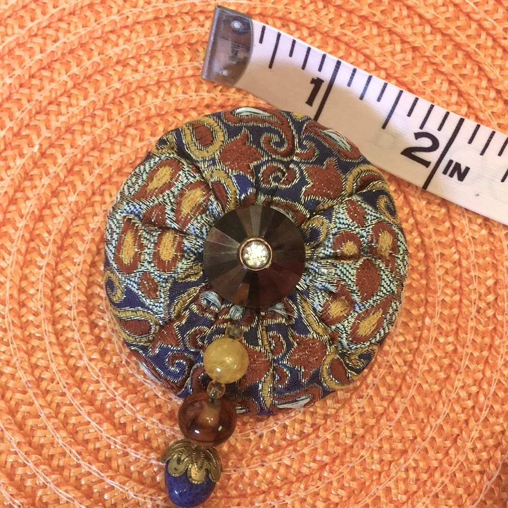 PUFF FABRIC TASSEL PIN - Picture 4 of 6